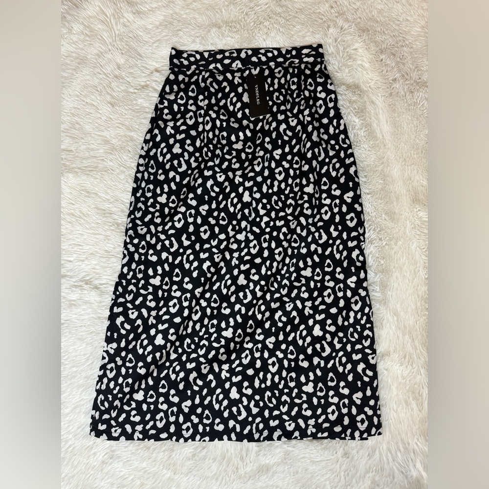 NWT: VNDFLAG Chic Black and White Leopard Print Skirt - Women’s Size Medium